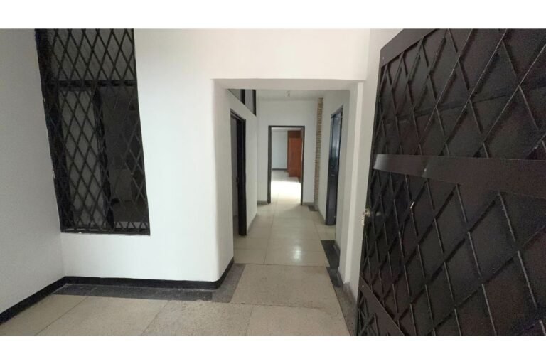 Casa Comercial en Arriendo en Santa Isabel Cali | 590 m² | 10 Habitaciones | 12 Baños | Piscina y Parqueo para 6 Vehículos