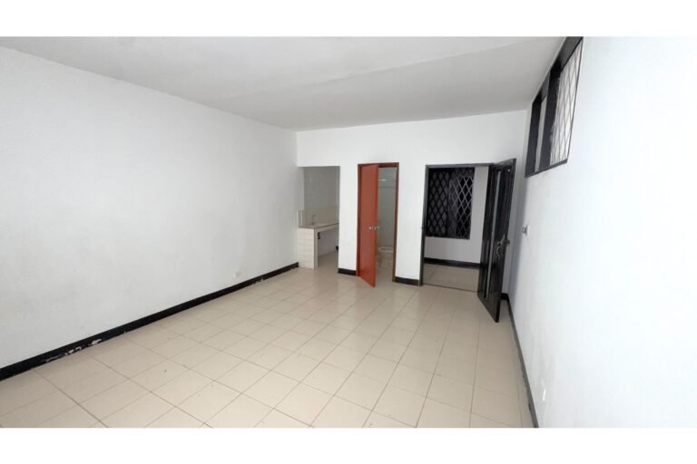 Casa Comercial en Arriendo en Santa Isabel Cali | 590 m² | 10 Habitaciones | 12 Baños | Piscina y Parqueo para 6 Vehículos