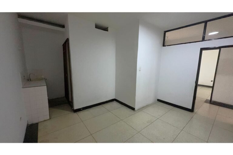 Casa Comercial en Arriendo en Santa Isabel Cali | 590 m² | 10 Habitaciones | 12 Baños | Piscina y Parqueo para 6 Vehículos