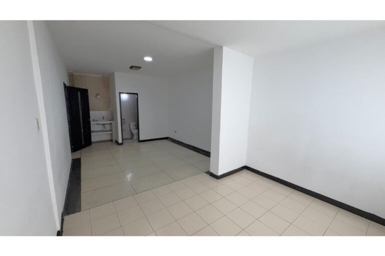 Casa Comercial en Arriendo en Santa Isabel Cali | 590 m² | 10 Habitaciones | 12 Baños | Piscina y Parqueo para 6 Vehículos