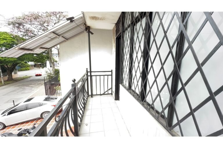 Casa Comercial en Arriendo en Santa Isabel Cali | 590 m² | 10 Habitaciones | 12 Baños | Piscina y Parqueo para 6 Vehículos