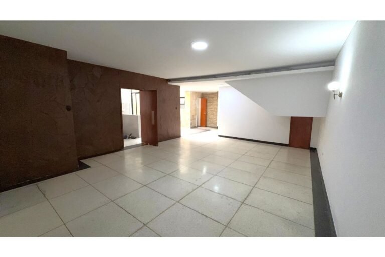 Casa Comercial en Arriendo en Santa Isabel Cali | 590 m² | 10 Habitaciones | 12 Baños | Piscina y Parqueo para 6 Vehículos