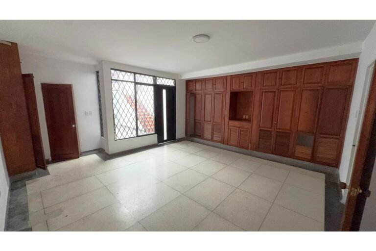 Casa Comercial en Arriendo en Santa Isabel Cali | 590 m² | 10 Habitaciones | 12 Baños | Piscina y Parqueo para 6 Vehículos