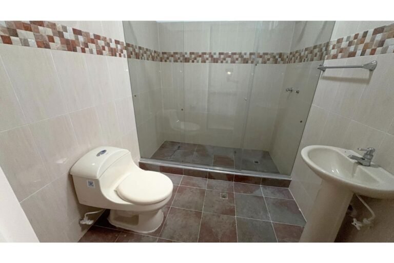 Casa Comercial en Arriendo en Santa Isabel Cali | 590 m² | 10 Habitaciones | 12 Baños | Piscina y Parqueo para 6 Vehículos
