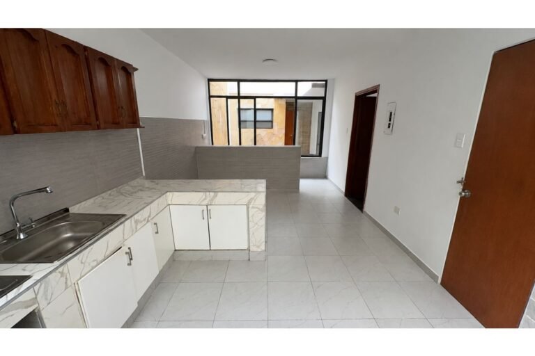 Casa Comercial en Arriendo en Santa Isabel Cali | 590 m² | 10 Habitaciones | 12 Baños | Piscina y Parqueo para 6 Vehículos