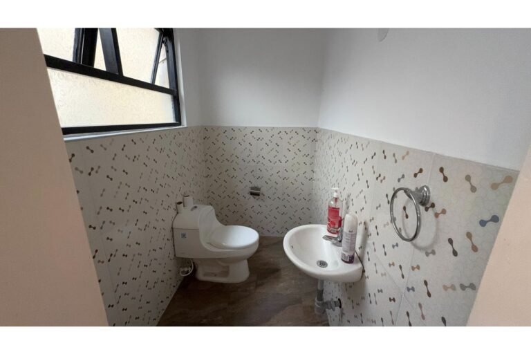Casa Comercial en Arriendo en Santa Isabel Cali | 590 m² | 10 Habitaciones | 12 Baños | Piscina y Parqueo para 6 Vehículos