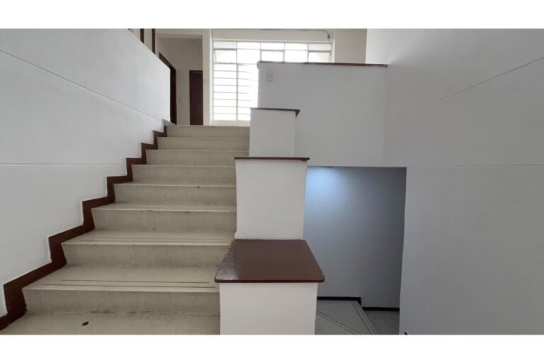Casa Comercial en Arriendo en Santa Isabel Cali | 590 m² | 10 Habitaciones | 12 Baños | Piscina y Parqueo para 6 Vehículos