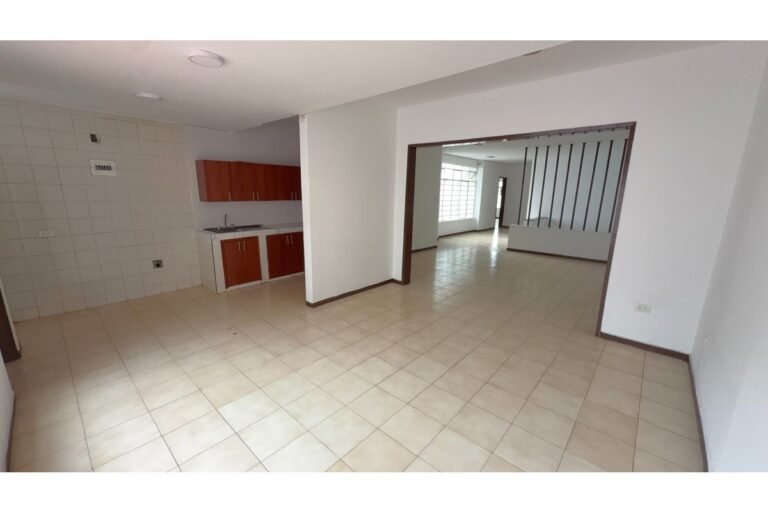 Casa Comercial en Arriendo en Santa Isabel Cali | 590 m² | 10 Habitaciones | 12 Baños | Piscina y Parqueo para 6 Vehículos