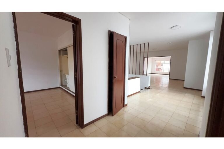 Casa Comercial en Arriendo en Santa Isabel Cali | 590 m² | 10 Habitaciones | 12 Baños | Piscina y Parqueo para 6 Vehículos