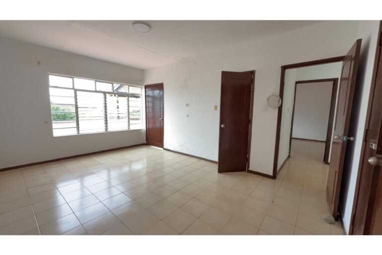 Casa Comercial en Arriendo en Santa Isabel Cali | 590 m² | 10 Habitaciones | 12 Baños | Piscina y Parqueo para 6 Vehículos