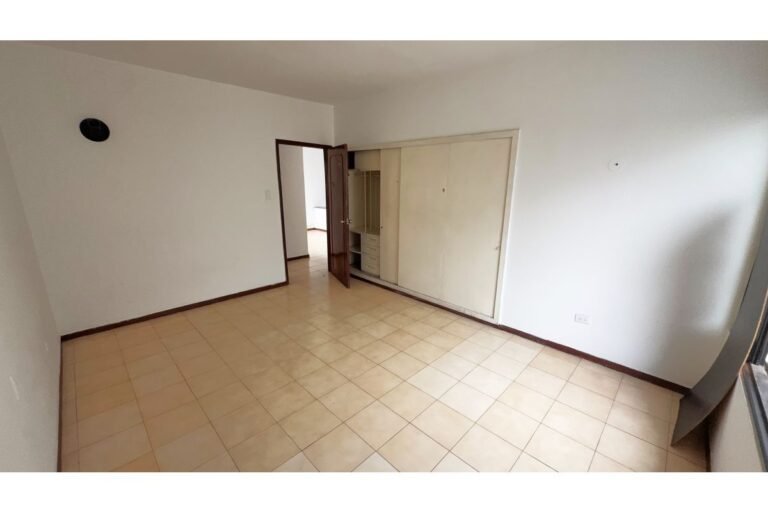 Casa Comercial en Arriendo en Santa Isabel Cali | 590 m² | 10 Habitaciones | 12 Baños | Piscina y Parqueo para 6 Vehículos