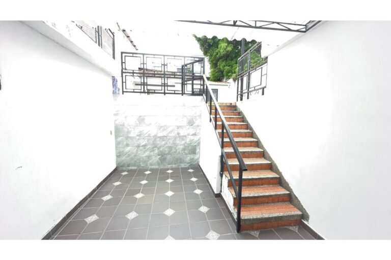 Casa Comercial en Arriendo en Santa Isabel Cali | 590 m² | 10 Habitaciones | 12 Baños | Piscina y Parqueo para 6 Vehículos