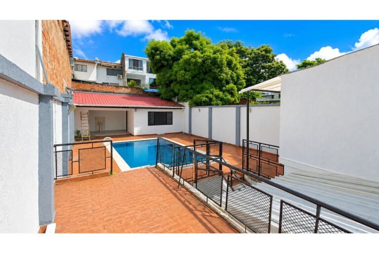 Casa Comercial en Arriendo en San Fernando Viejo Cali | 590 m² | 10 Habitaciones | 12 Baños | Piscina y Parqueo para 6 Vehículos