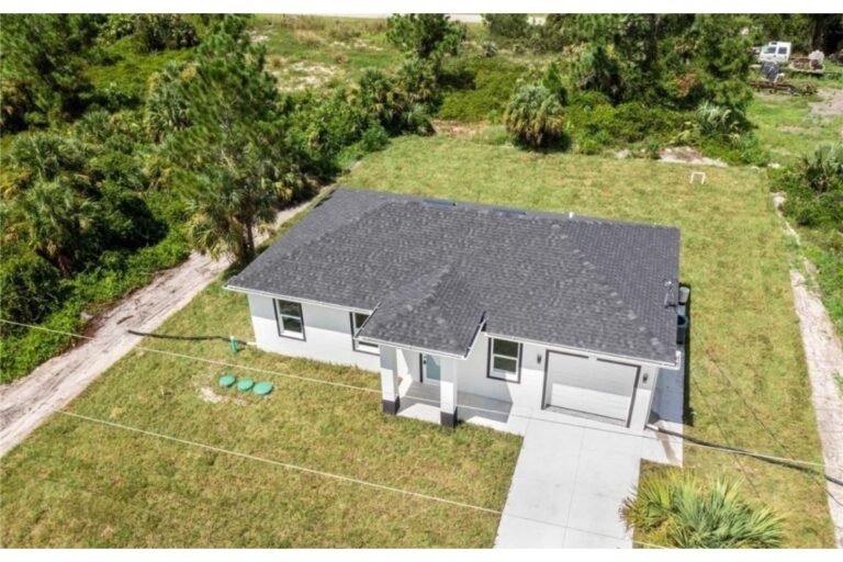 Casa en Venta para Inversión en Lehigh Acres, Florida | 4 Habitaciones | Unidad Independiente | Lote de 929 m² | Genera Ingresos en Dólares