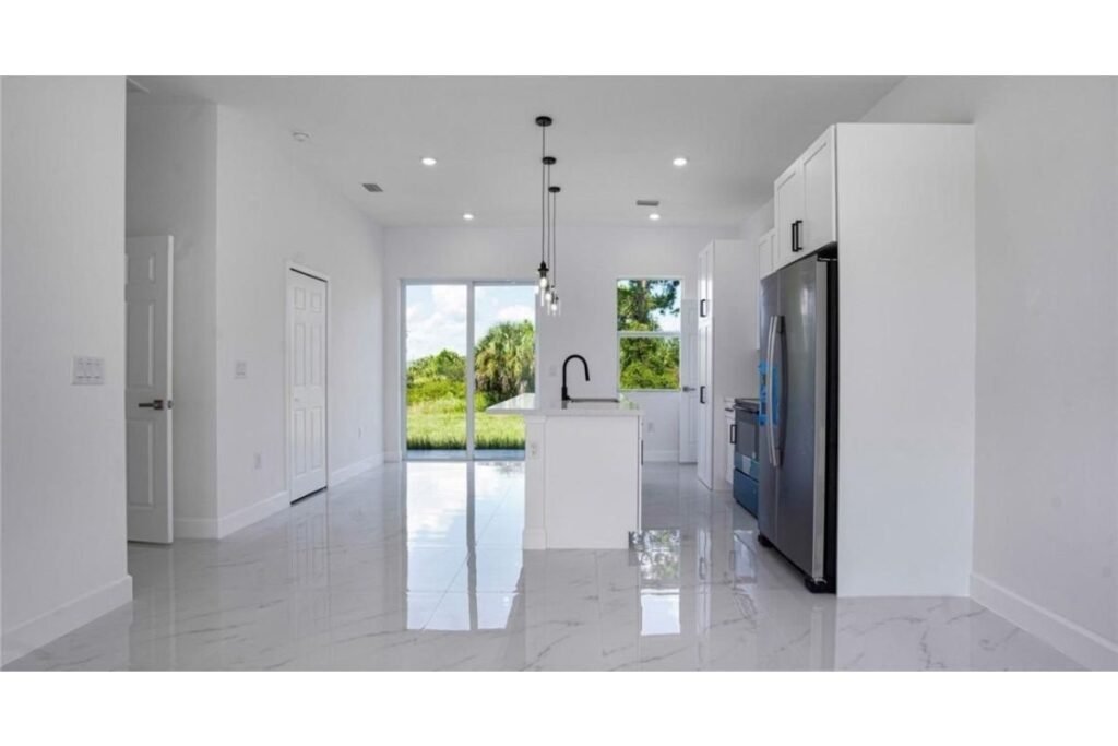 Casa en Venta para Inversión en Lehigh Acres, Florida | 4 Habitaciones | Unidad Independiente | Lote de 929 m² | Genera Ingresos en Dólares