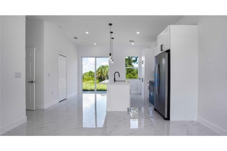 Casa en Venta para Inversión en Lehigh Acres, Florida | 4 Habitaciones | Unidad Independiente | Lote de 929 m² | Genera Ingresos en Dólares