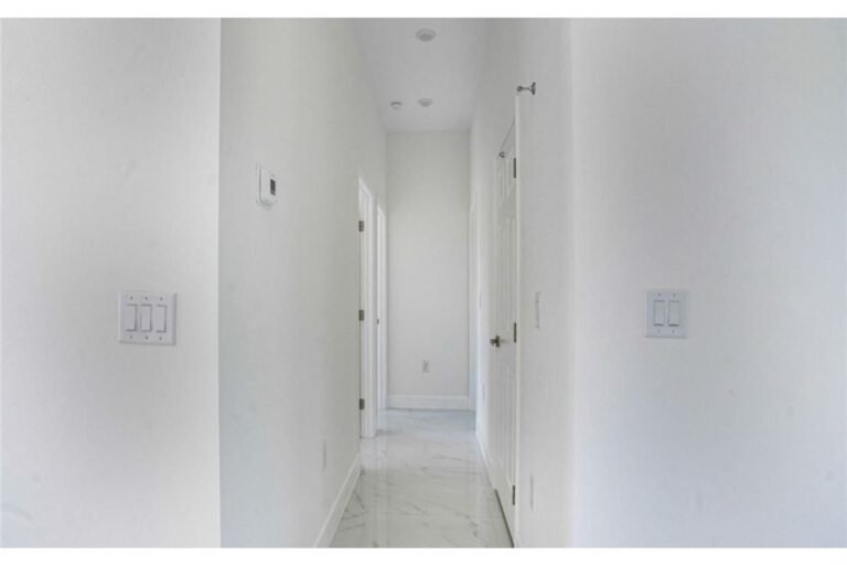 Casa en Venta para Inversión en Lehigh Acres, Florida | 4 Habitaciones | Unidad Independiente | Lote de 929 m² | Genera Ingresos en Dólares