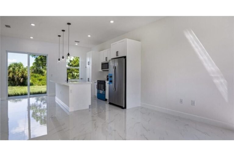 Casa en Venta para Inversión en Lehigh Acres, Florida | 4 Habitaciones | Unidad Independiente | Lote de 929 m² | Genera Ingresos en Dólares