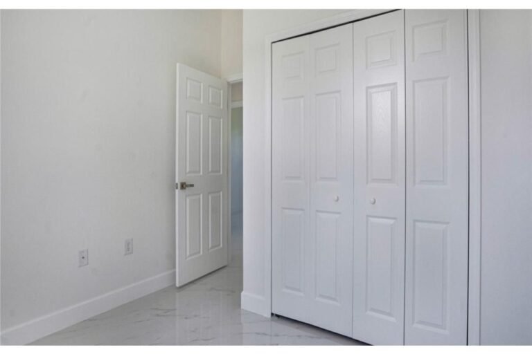Casa en Venta para Inversión en Lehigh Acres, Florida | 4 Habitaciones | Unidad Independiente | Lote de 929 m² | Genera Ingresos en Dólares