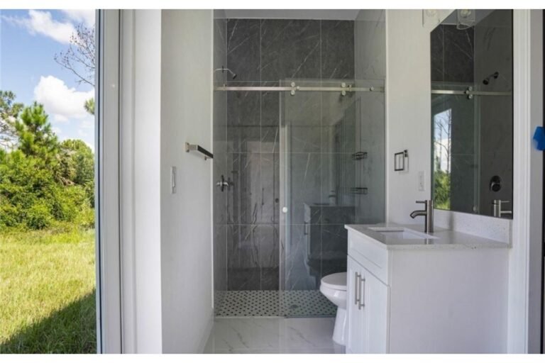 Casa en Venta para Inversión en Lehigh Acres, Florida | 4 Habitaciones | Unidad Independiente | Lote de 929 m² | Genera Ingresos en Dólares