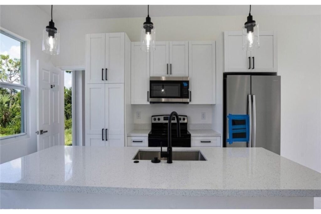Casa en Venta para Inversión en Lehigh Acres, Florida | 4 Habitaciones | Unidad Independiente | Lote de 929 m² | Genera Ingresos en Dólares