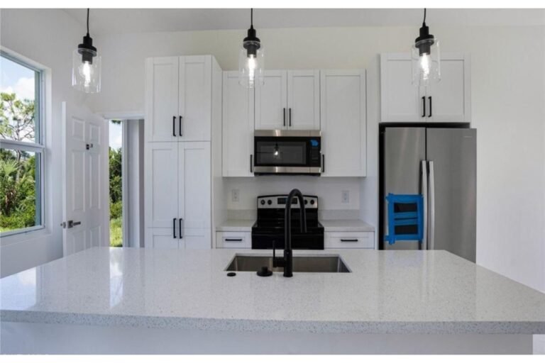 Casa en Venta para Inversión en Lehigh Acres, Florida | 4 Habitaciones | Unidad Independiente | Lote de 929 m² | Genera Ingresos en Dólares
