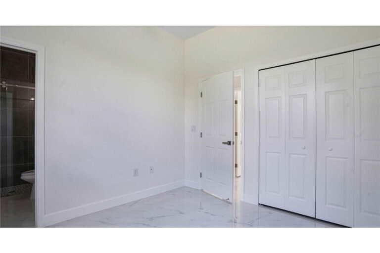 Casa en Venta para Inversión en Lehigh Acres, Florida | 4 Habitaciones | Unidad Independiente | Lote de 929 m² | Genera Ingresos en Dólares
