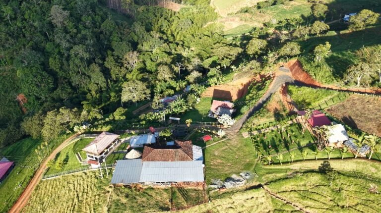 Cabaña en Arriendo Lago Calima | 3 Habitaciones | Hasta 14 Personas | Vista a las Montañas | Amoblada