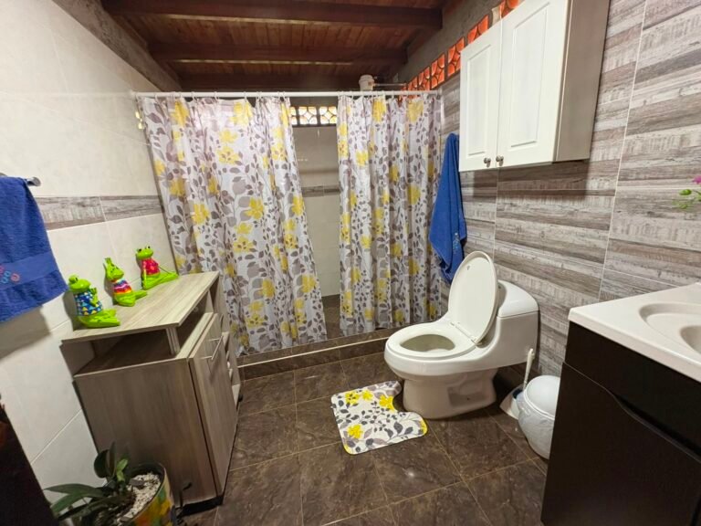 Cabaña en Arriendo Lago Calima | 3 Habitaciones | Hasta 14 Personas | Vista a las Montañas | Amoblada