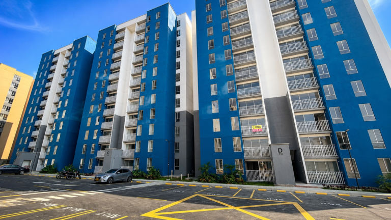 Apartamento en Arriendo en Brisas de los Álamos, Cali | 65 m² | 2 Habitaciones + Estudio | 2 Baños | Piso 9 con Ascensor