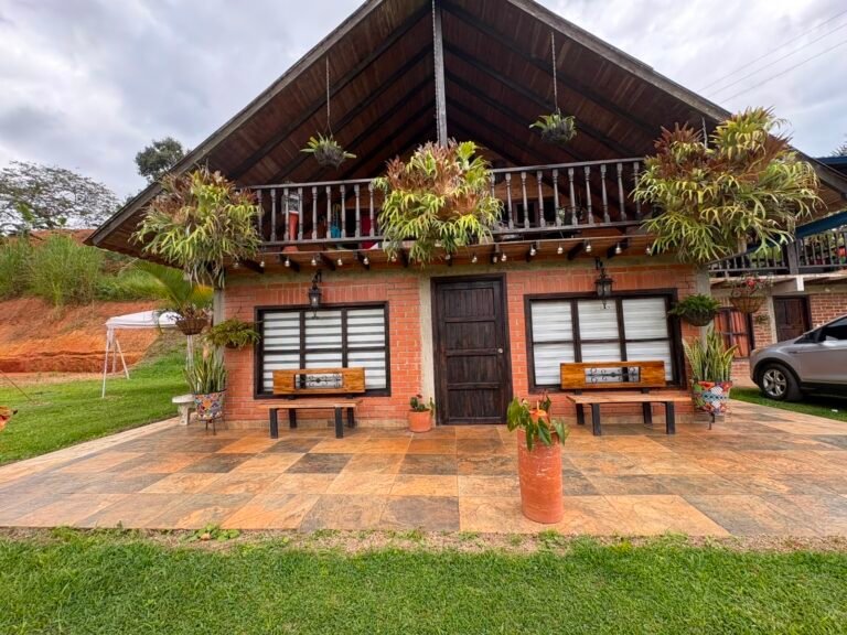 Cabaña en Arriendo Lago Calima | 3 Habitaciones | Hasta 14 Personas | Vista a las Montañas | Amoblada