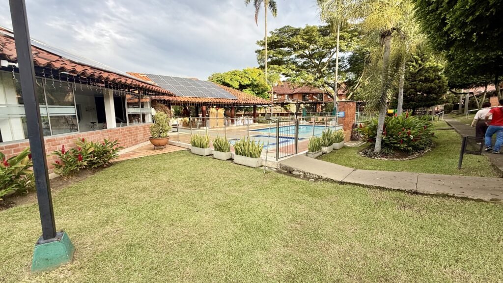 Casa en Venta en Ciudad Jardín, Cali, 160 m², 4 Habitaciones, Condominio con Piscina