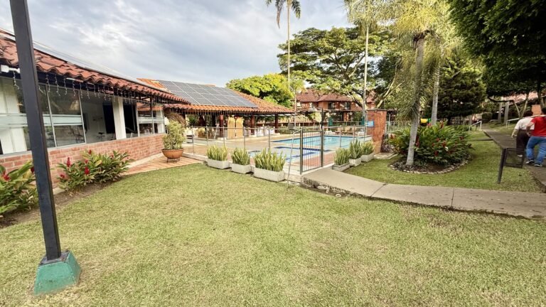 Casa en Venta en Ciudad Jardín, Cali, 160 m², 4 Habitaciones, Condominio con Piscina