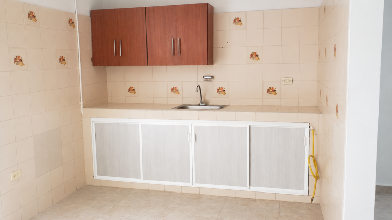 Apartamento en Arriendo en Santa Elena, Cali | Primer Piso, 3 Habitaciones | Garaje