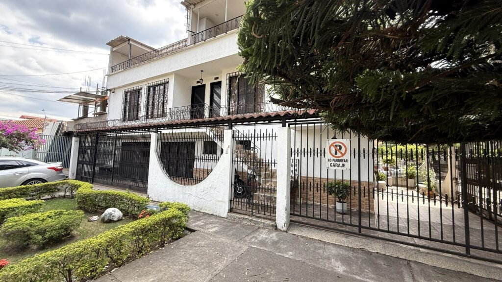 Apartamento Dúplex en Arriendo en El Departamental, Cali | 2 Habitaciones | 3 Baños | Estudio | Terraza Amplia | 1 Parqueadero