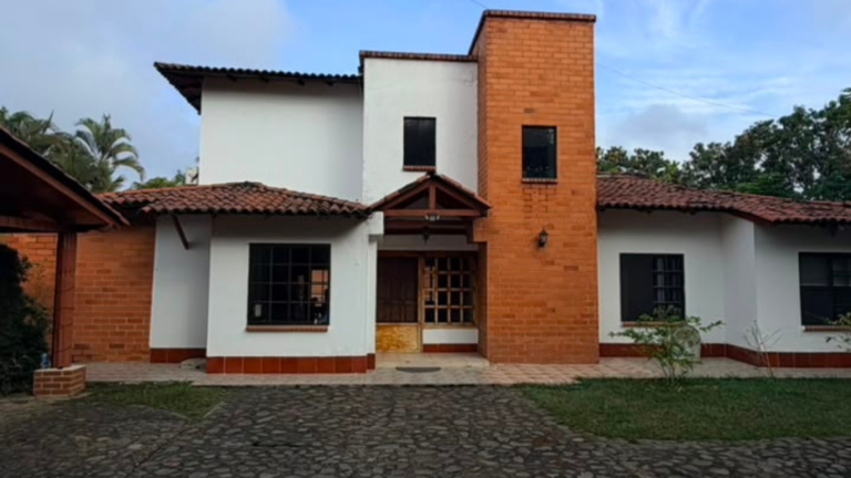 Casa en Venta en La Morada, Cali | 420 m² Construidos sobre Lote de 1.500 m²