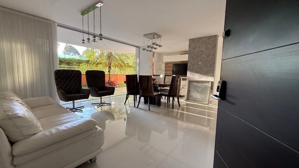 Apartamento en Venta en Pance, Cali | 237 m² + Terraza y Patio | Remodelado