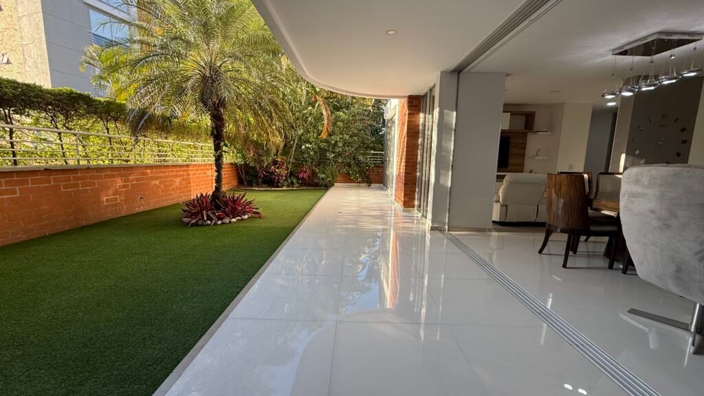 Apartamento en Venta en Pance, Cali | 237 m² + Terraza y Patio | Remodelado