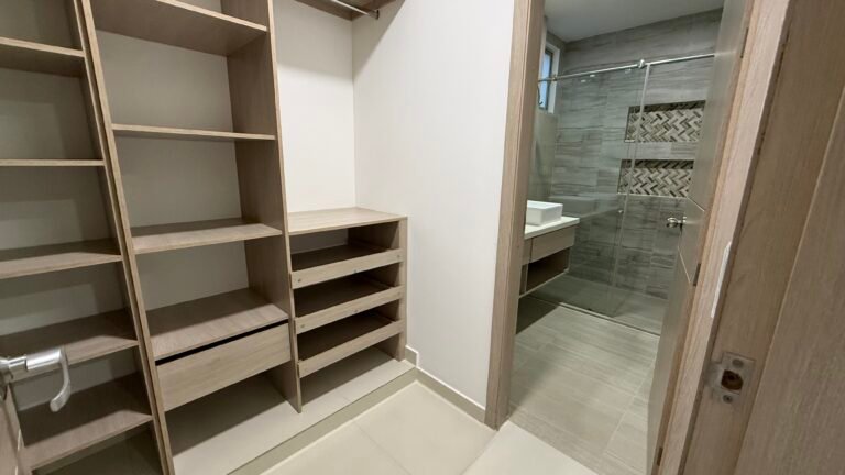 Apartamento en Venta en Pance, Cali | 237 m² + Terraza y Patio | Remodelado