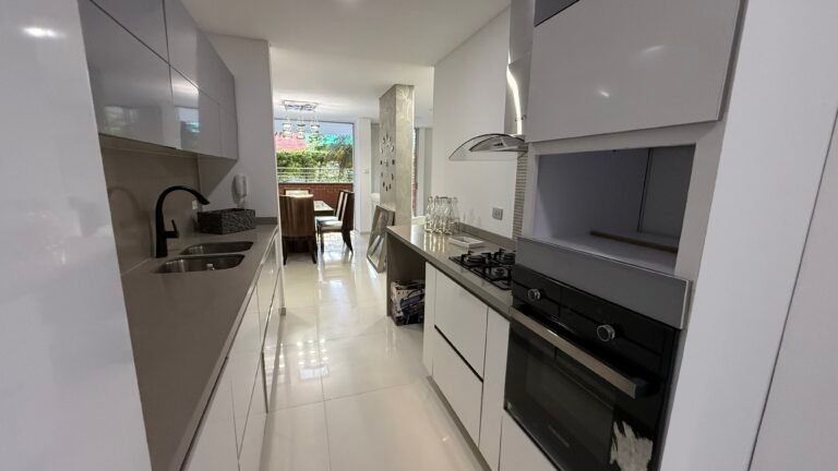 Apartamento en Venta en Pance, Cali | 237 m² + Terraza y Patio | Remodelado