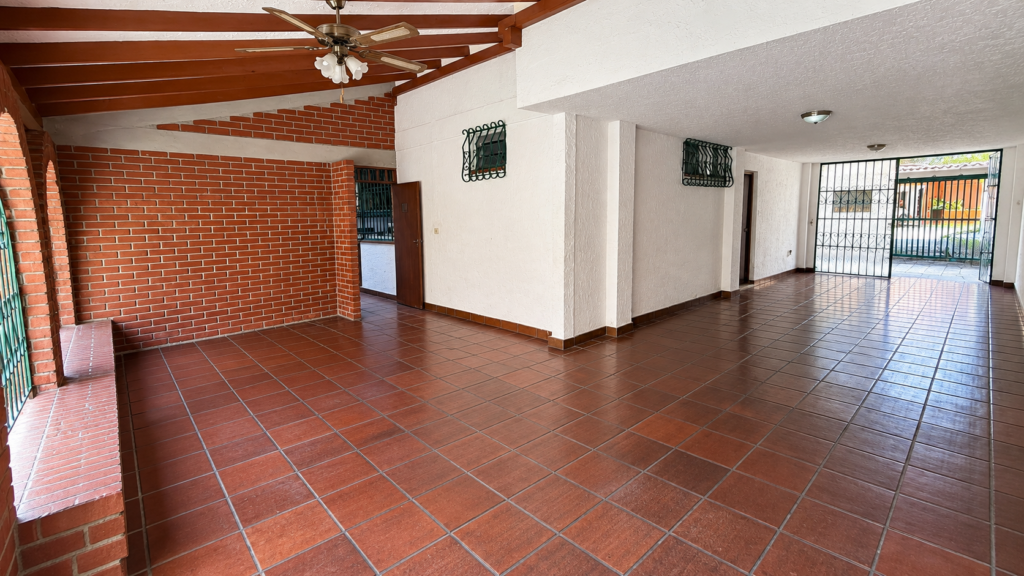 Casa en Arriendo en El Limonar, Cali | 250 m² Construidos, 4 Habitaciones | Uso Mixto