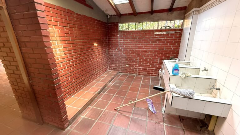Casa en Arriendo en El Limonar, Cali | 250 m² Construidos, 4 Habitaciones | Uso Mixto