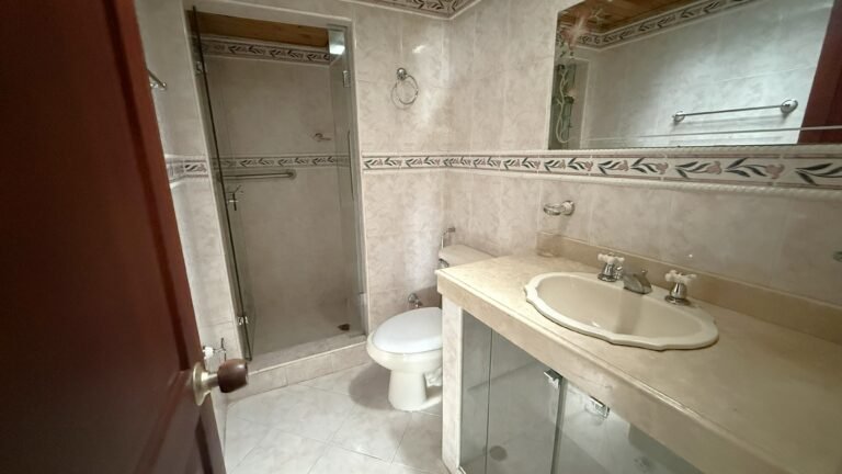 Casa en Arriendo en El Limonar, Cali | 250 m² Construidos, 4 Habitaciones | Uso Mixto
